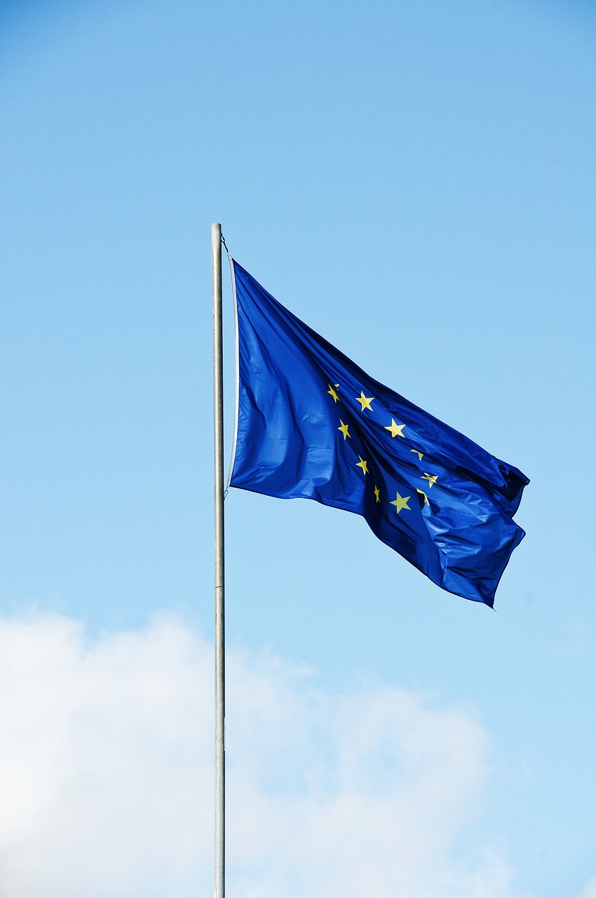 Imagen de fondo azul con estrellas amarillas que representa a la Bandera de Europa