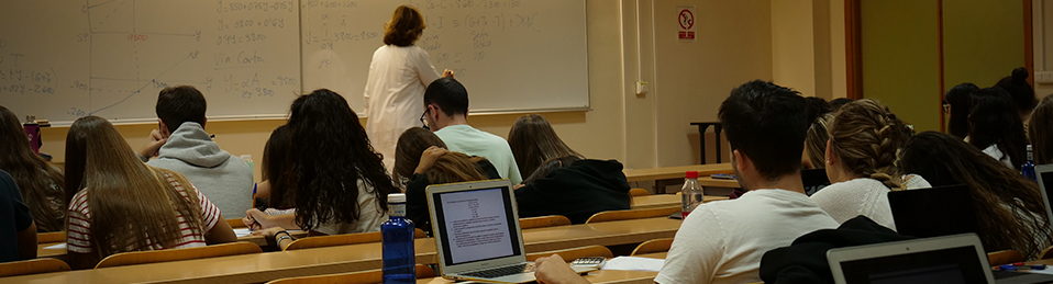 Estudiantes en clase en la Facultad de Ciencias Económicas y Empresariales de Granada