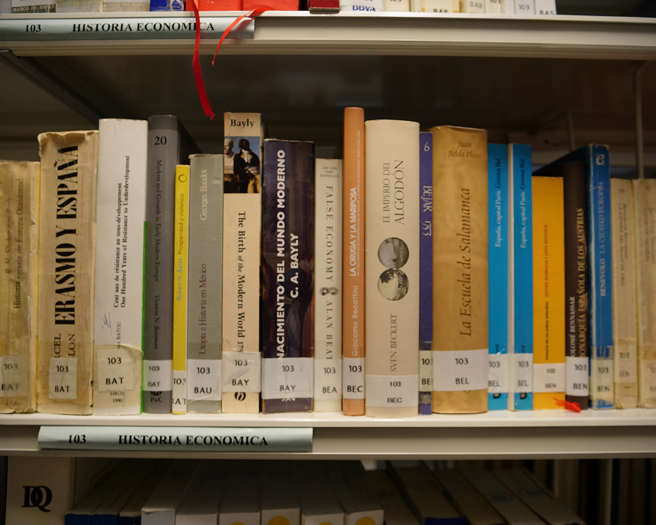 Estantería con libros en la biblioteca de la Facultad de Ciencias Económicas y Empresariales de Granada