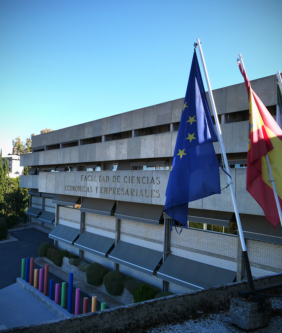 Fachada de la Facultad de Ciencias Económicas y Empresariales de Granada. A la derecha se ve la bandera de España y la de la Unión Europea