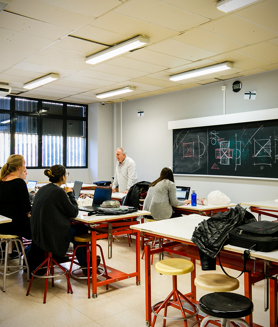 Profesor impartiendo clase en un aula de prácticas en la Escuela Superior de Ingeniería de la Edificación