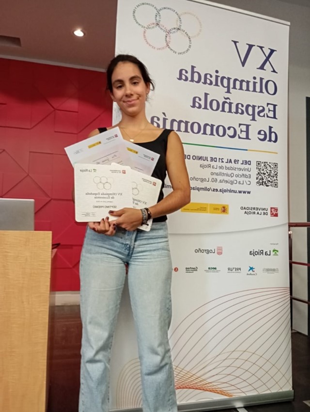 Eva García Algarra, ganadora del séptimo premio y mejor alumna posicionada en la XV Olimpiada Española de Economía 2024.