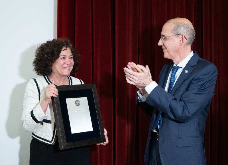 Imagen de la Rectora recibiendo la medalla de la Facultad de especial relevancia de manos del Decano